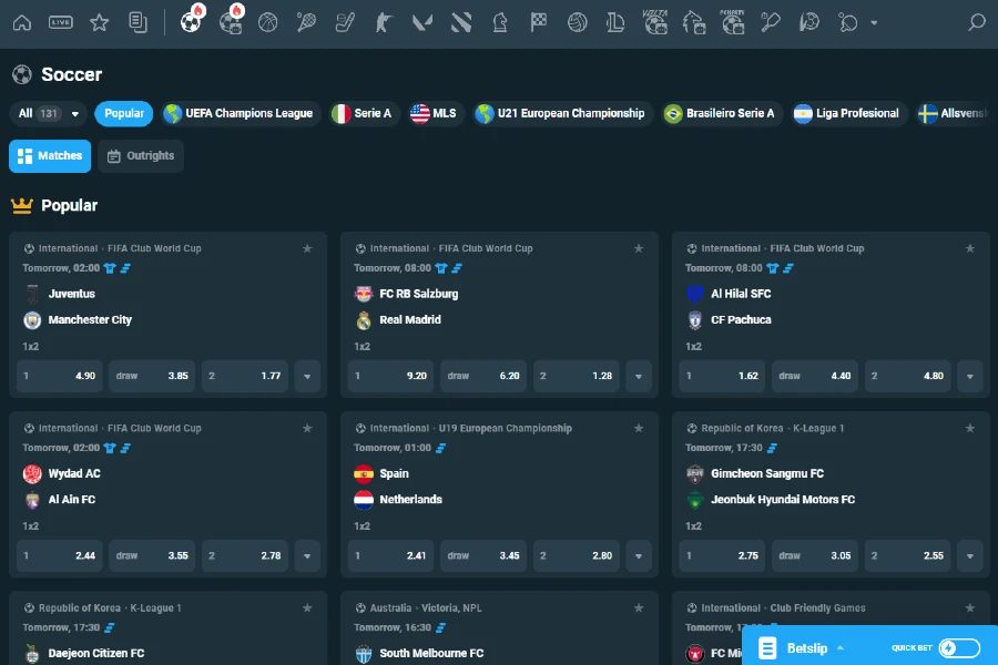 Una captura de pantalla del lobby de apuestas de fútbol de CoinPoker que muestra varios eventos y mercados de apuestas para apuestas en vivo o futuras.