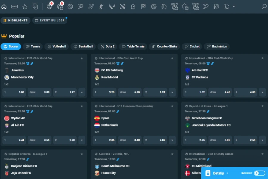 Una captura de pantalla del lobby de apuestas deportivas de CoinPoker que muestra varios eventos y mercados de apuestas para apuestas en vivo o futuras.